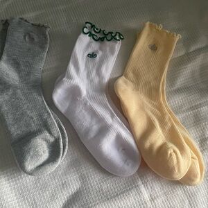 ALO Yoga Ruffle-Edge Crew Socks - Gray, White & Yellow
